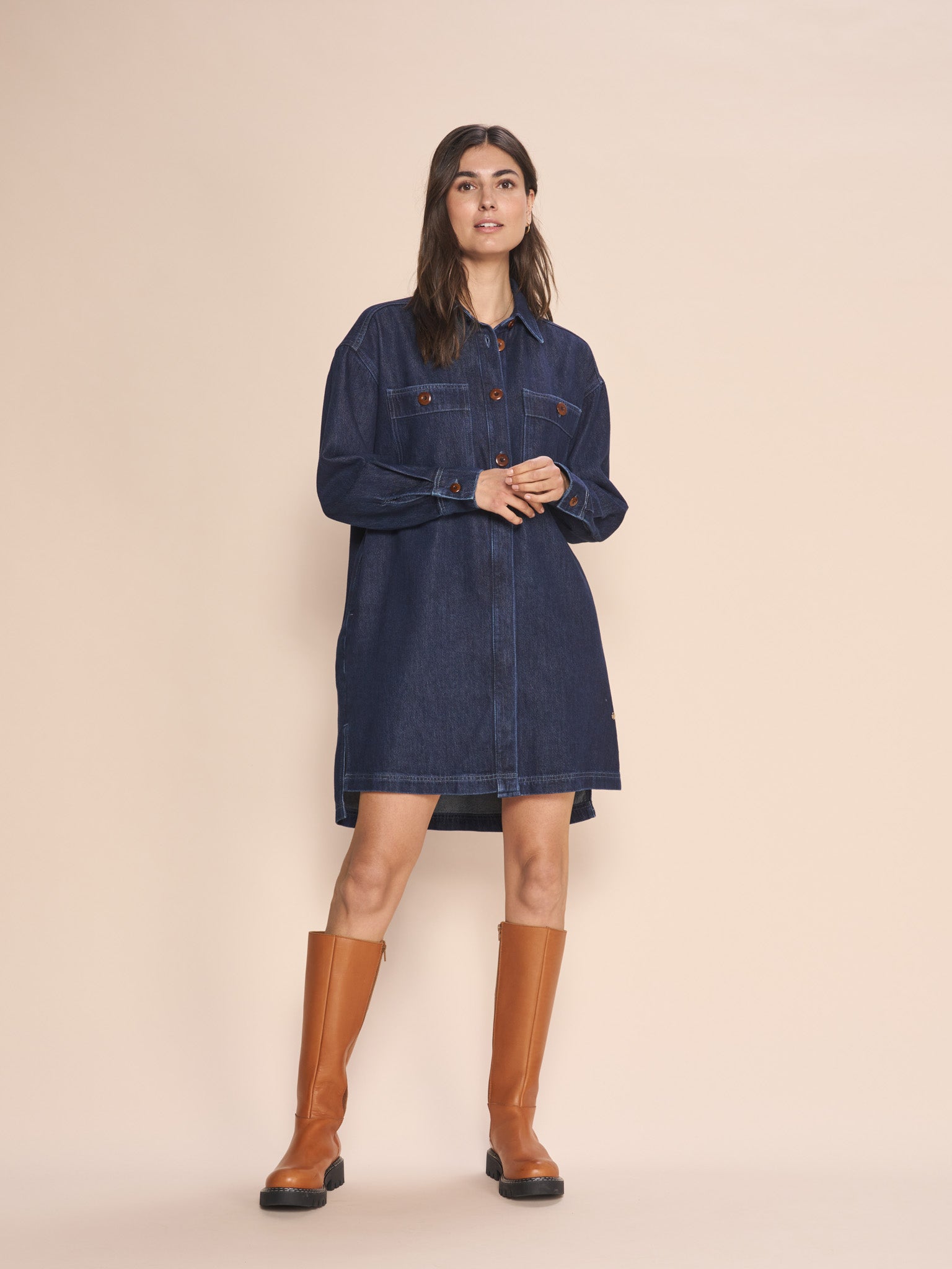 Modelshot / Dark Blue / Detail